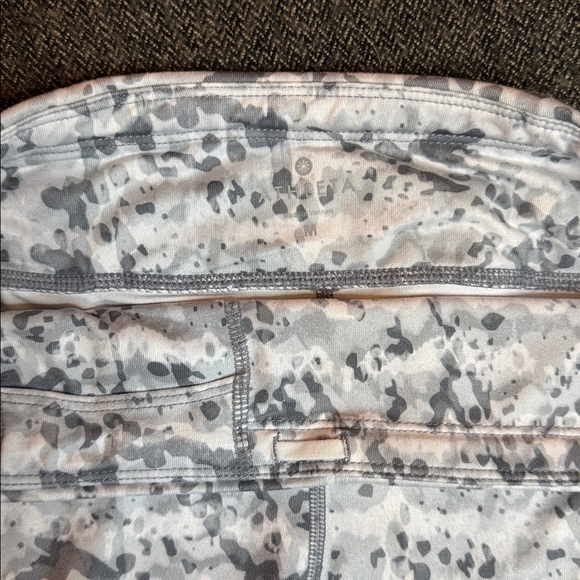 Athleta Grey and White Patterned Cropped Leggings sz M - Picture 9 of 11
